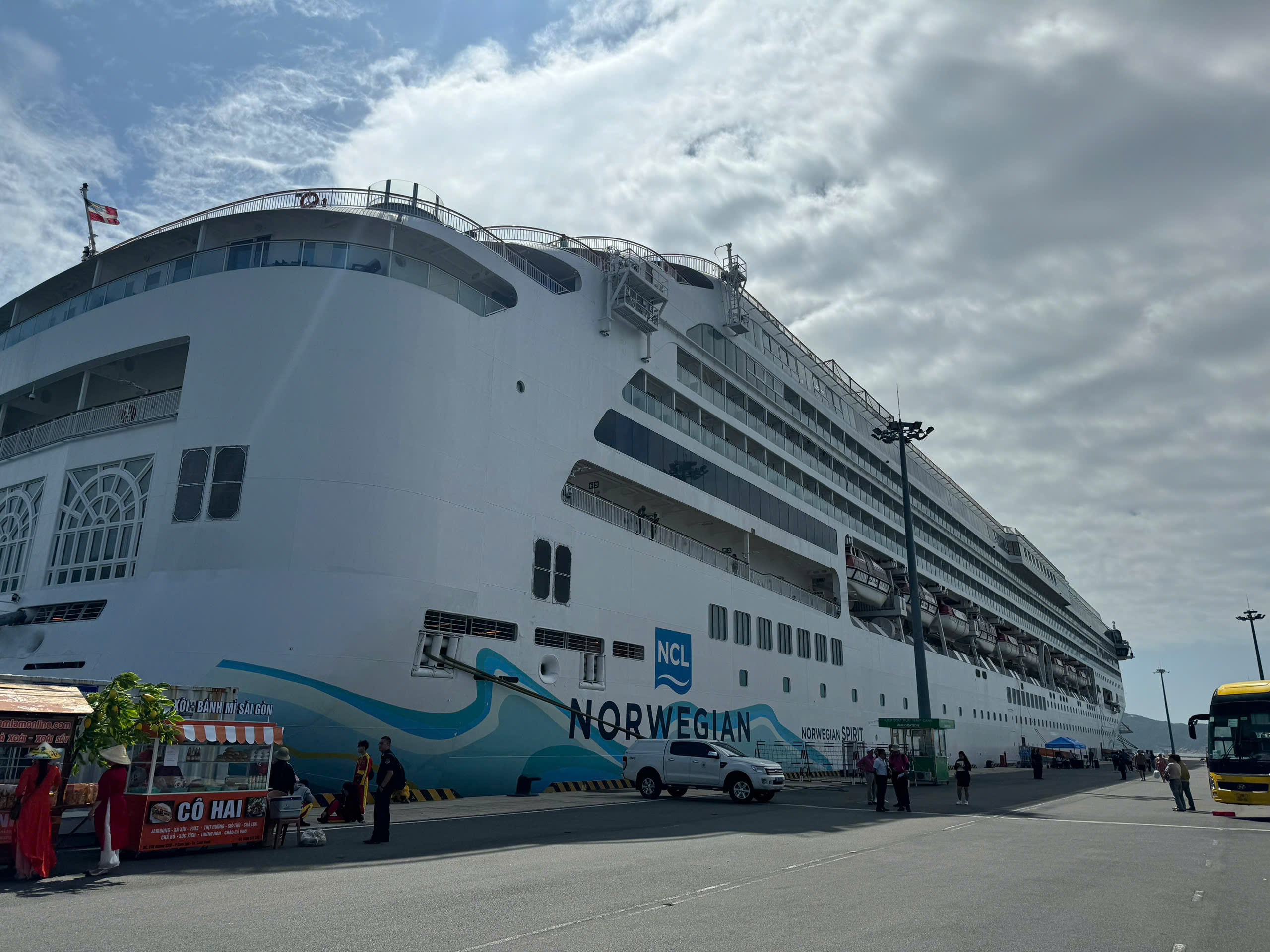 Tàu biển quốc tế Norwegian Spirit đưa 1.900 khách đến cảng quốc tế Cam Ranh- Ảnh 1.