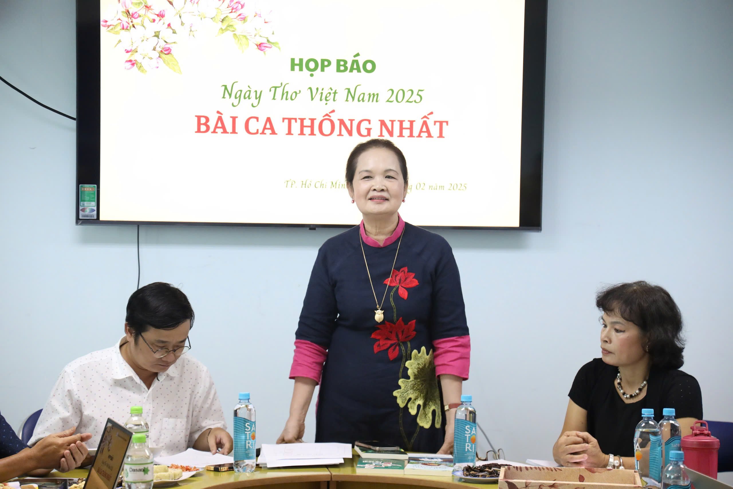 Biến thơ thành những tác phẩm trình diễn nghệ thuật trên sân khấu - Ảnh 1.