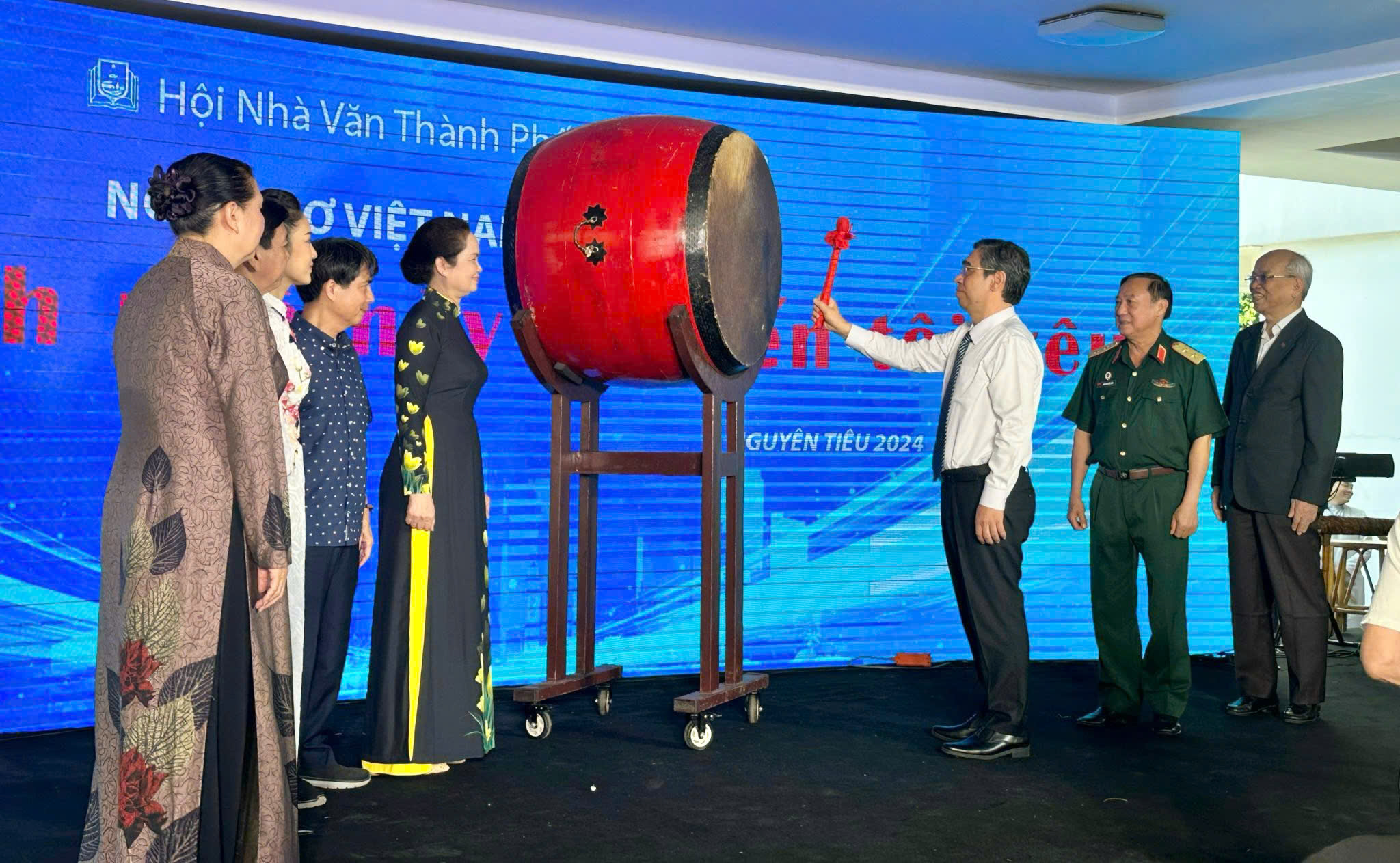Biến thơ thành những tác phẩm trình diễn nghệ thuật trên sân khấu - Ảnh 2.