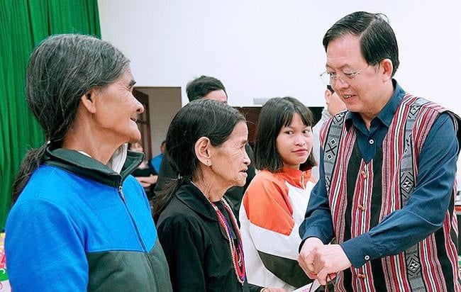 Bí thư, Chủ tịch Bình Định cùng hộ nghèo, người có công "đặt" viên gạch đầu tiên xây ngôi nhà mới- Ảnh 1.