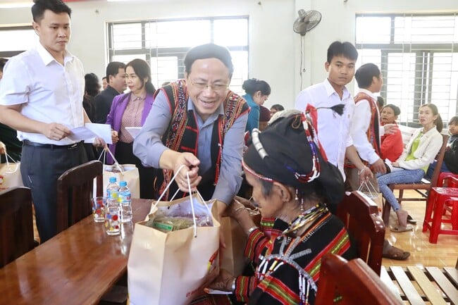 Bí thư, Chủ tịch Bình Định cùng hộ nghèo, người có công "đặt" viên gạch đầu tiên xây ngôi nhà mới- Ảnh 2.