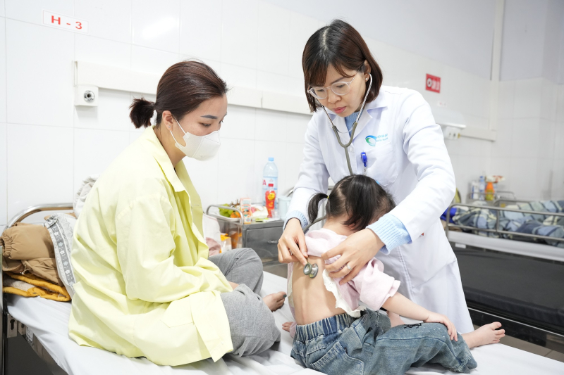 Bé 4 tuổi đã bị lồi mắt vì bệnh thường gặp ở người lớn - Ảnh 3.