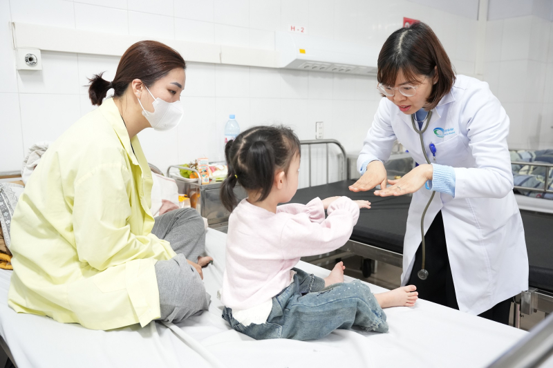 Bé 4 tuổi đã bị lồi mắt vì bệnh thường gặp ở người lớn - Ảnh 1.