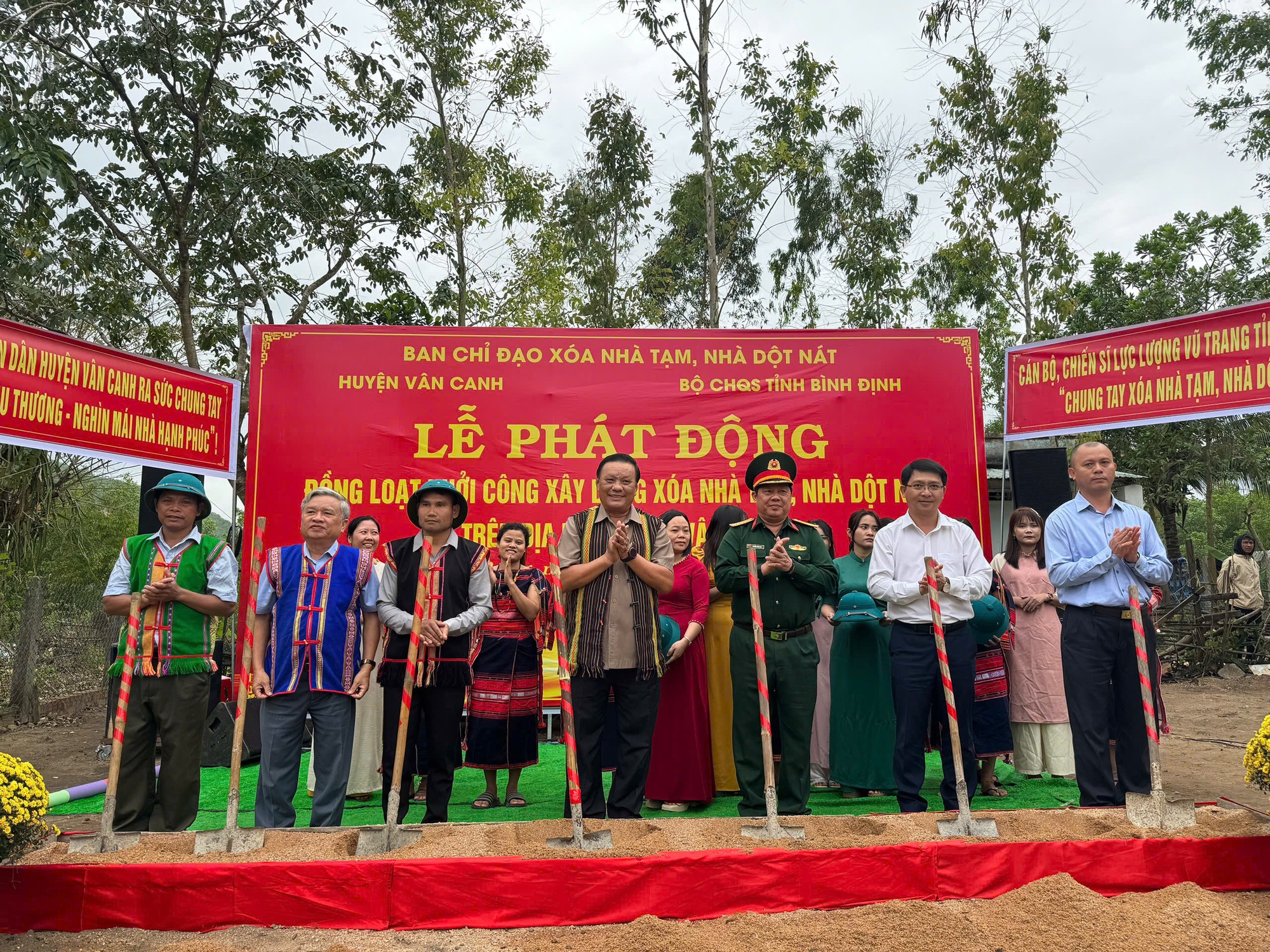 Ngày khởi công 'khác biệt' tại Bình Định, lãnh đạo tỉnh đi khiêng đá xây nhà cho người nghèo- Ảnh 6.