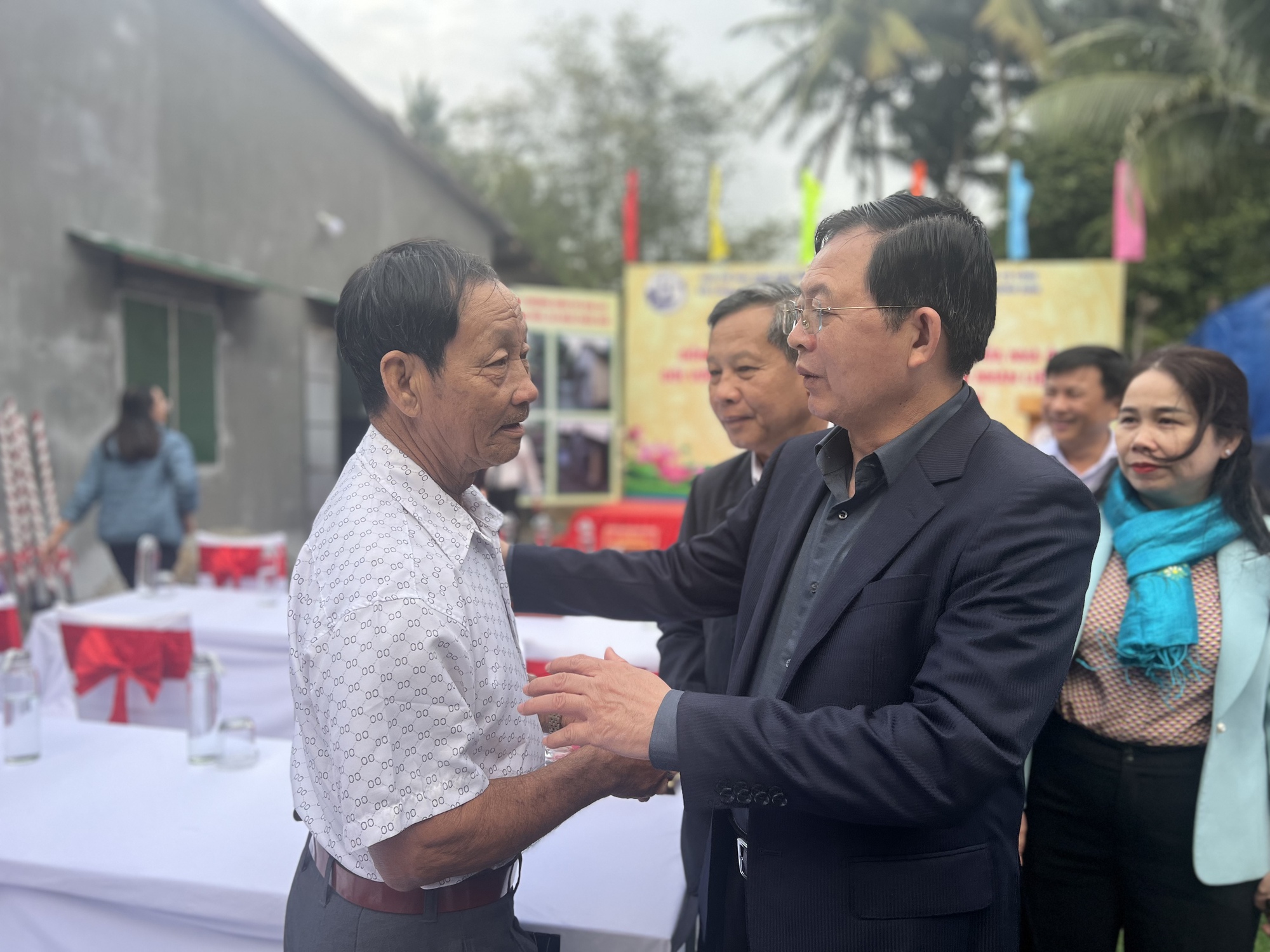 Ngày khởi công 'khác biệt' tại Bình Định, lãnh đạo tỉnh đi khiêng đá xây nhà cho người nghèo- Ảnh 2.