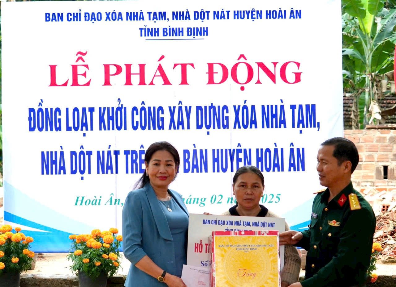 Ngày khởi công 'khác biệt' tại Bình Định, lãnh đạo tỉnh đi khiêng đá xây nhà cho người nghèo- Ảnh 8.