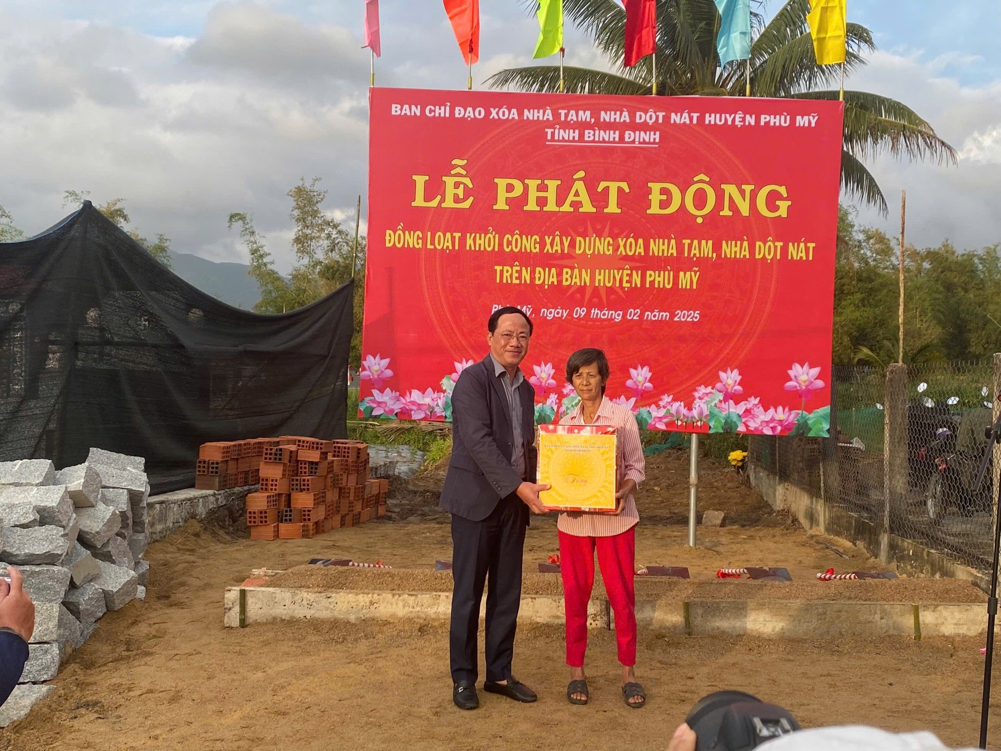 Ngày khởi công 'khác biệt' tại Bình Định, lãnh đạo tỉnh đi khiêng đá xây nhà cho người nghèo- Ảnh 7.