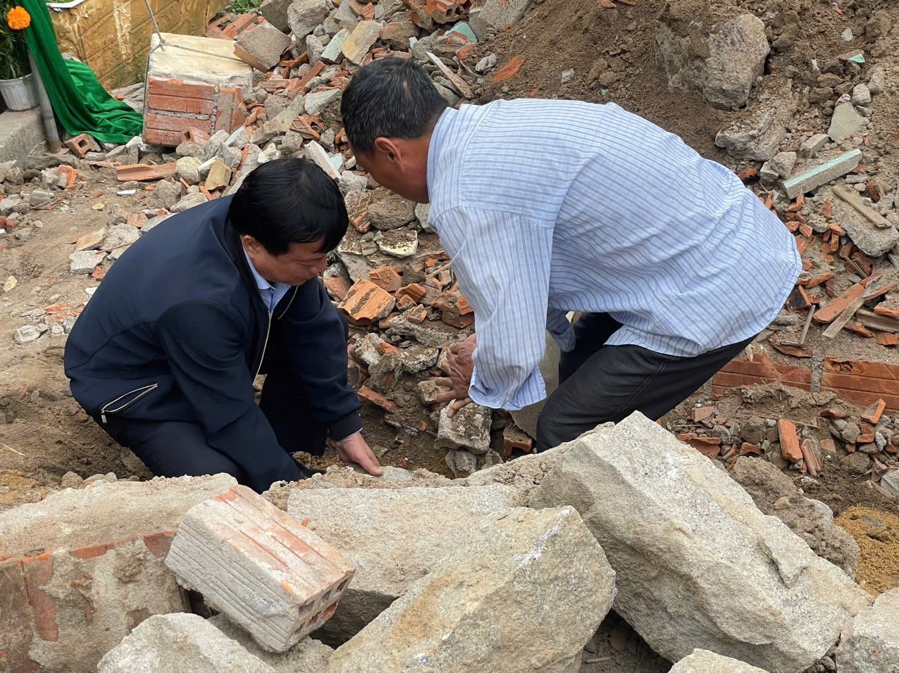 Ngày khởi công 'khác biệt' tại Bình Định, lãnh đạo tỉnh đi khiêng đá xây nhà cho người nghèo- Ảnh 5.