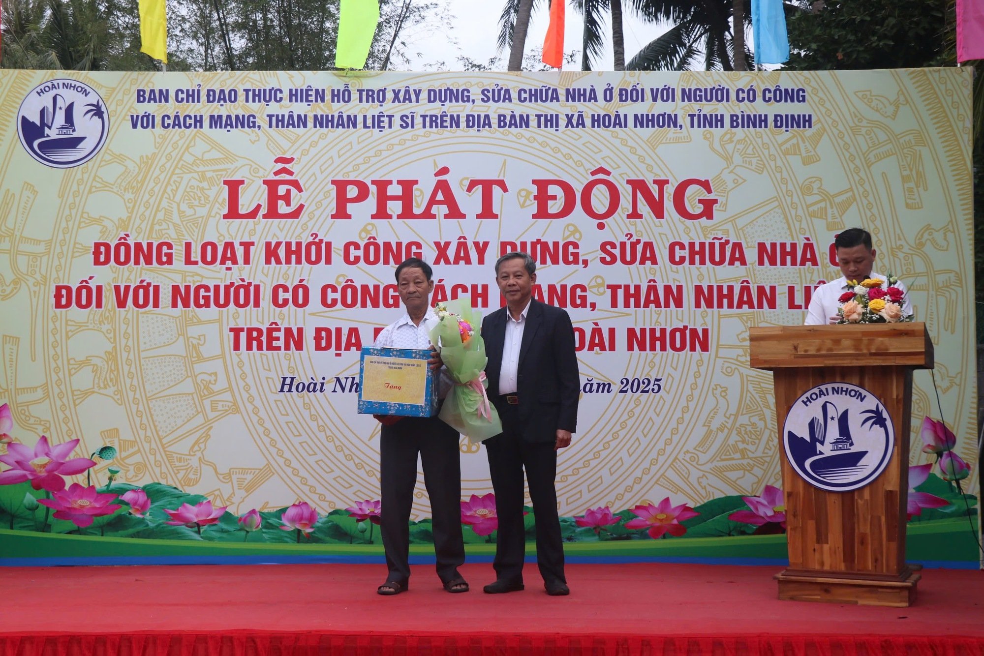 Ngày khởi công 'khác biệt' tại Bình Định, lãnh đạo tỉnh đi khiêng đá xây nhà cho người nghèo- Ảnh 4.