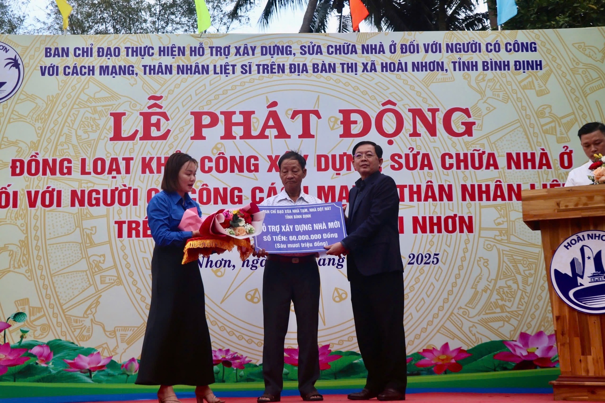 Ngày khởi công 'khác biệt' tại Bình Định, lãnh đạo tỉnh đi khiêng đá xây nhà cho người nghèo- Ảnh 3.