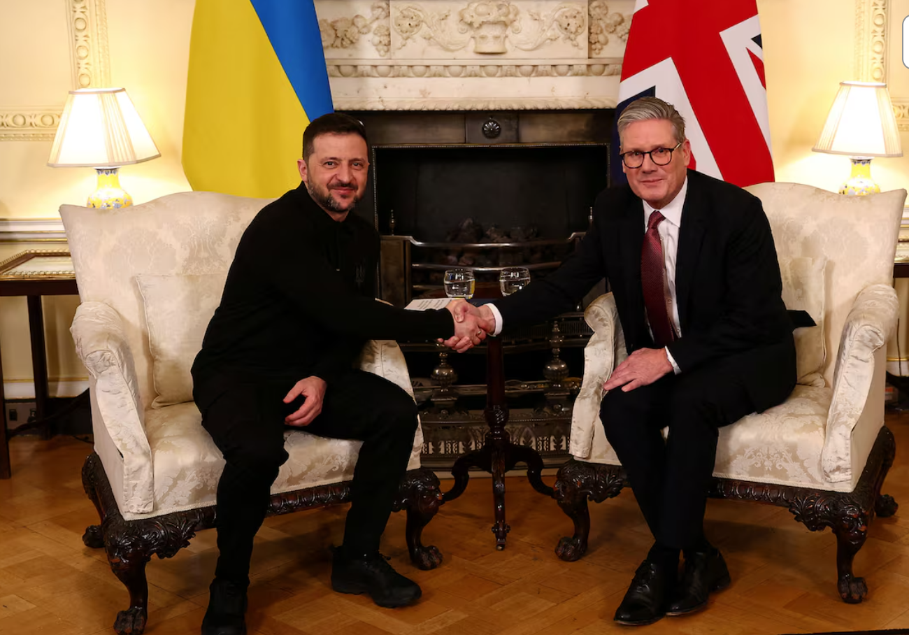 Sau đụng độ với ông Trump, ông Zelensky được đồng minh Châu Âu đón chào nồng ấm - Ảnh 1.