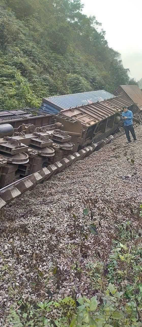 Hà Tĩnh: Tàu hàng trật bánh khỏi đường ray, nhiều toa hàng lật - Ảnh 1.