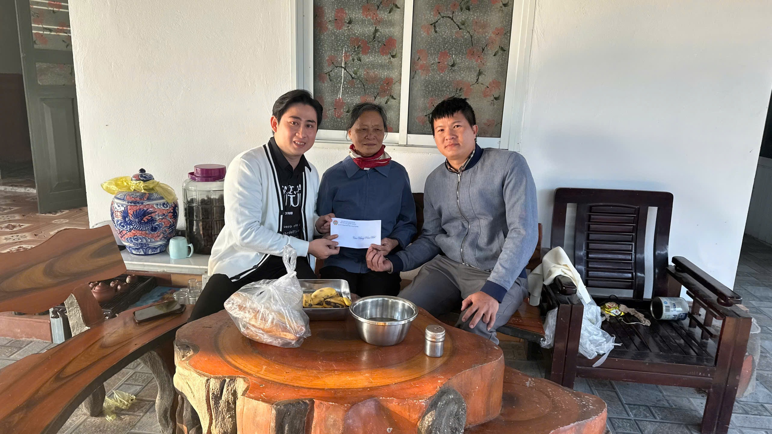 Hội Nông dân quận Đồ Sơn trao quà cho Hội viên hoàn cảnh khó khăn có con nhập ngũ- Ảnh 1.