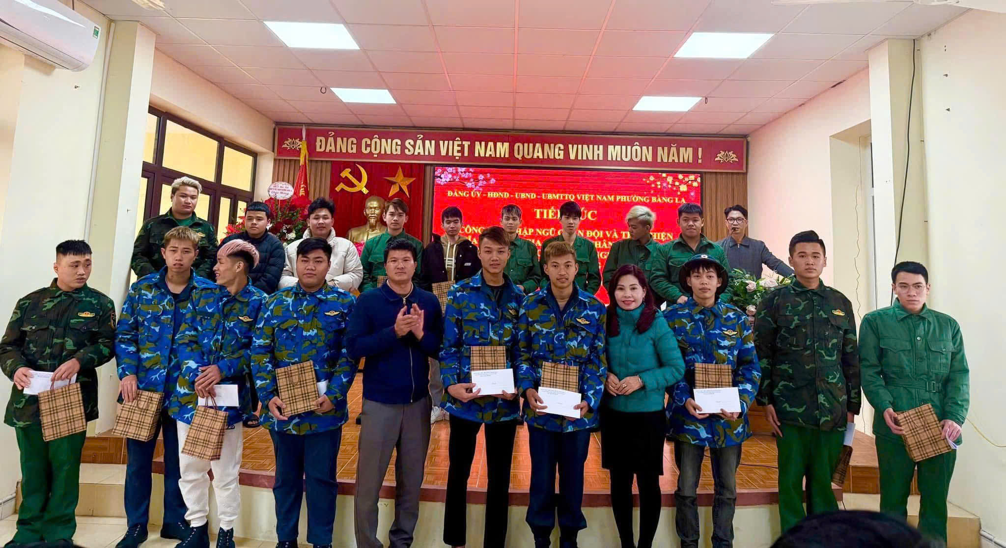 Hội Nông dân quận Đồ Sơn trao quà cho Hội viên hoàn cảnh khó khăn có con nhập ngũ- Ảnh 3.