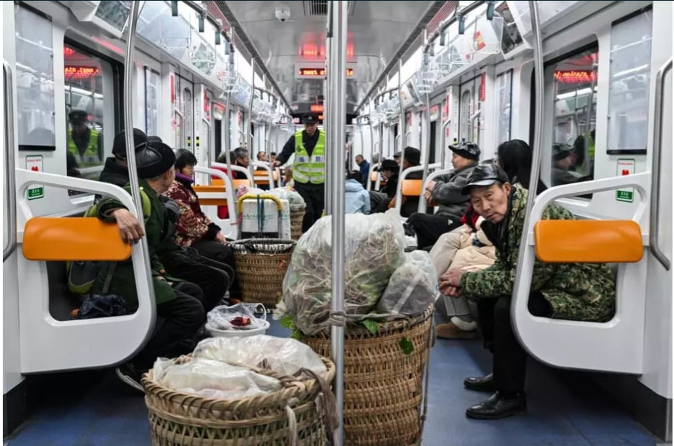 Khi tàu điện ngầm trở thành “xe thồ” của những lão nông Trung Quốc - Ảnh 1.