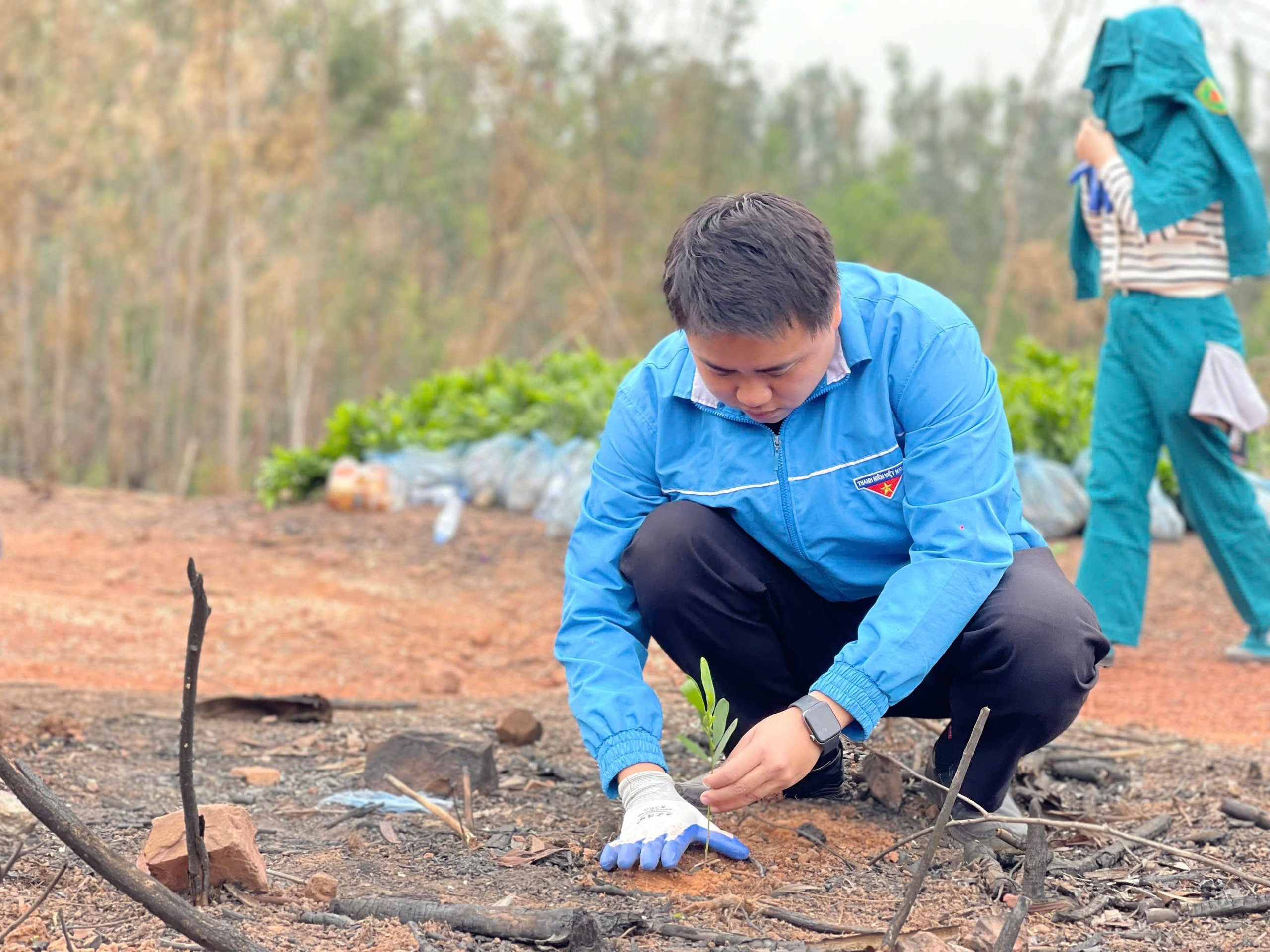 Hội Nông dân phường Thuỷ Đường tham gia trồng cây góp phần phủ xanh núi Sơn Đào - Ảnh 2.