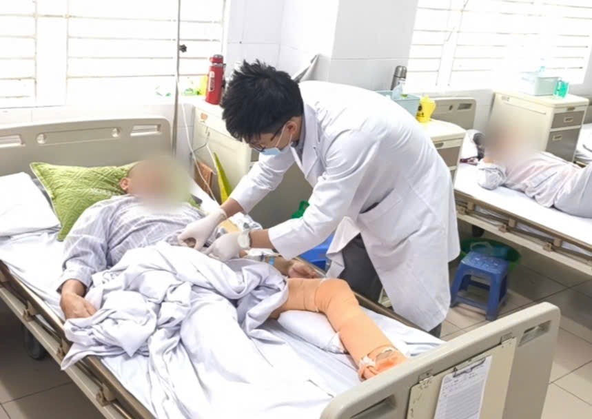 Người đàn ông lái tàu biển suýt phải cắt bỏ chân vì "vi khuẩn ăn thịt người" - Ảnh 2.