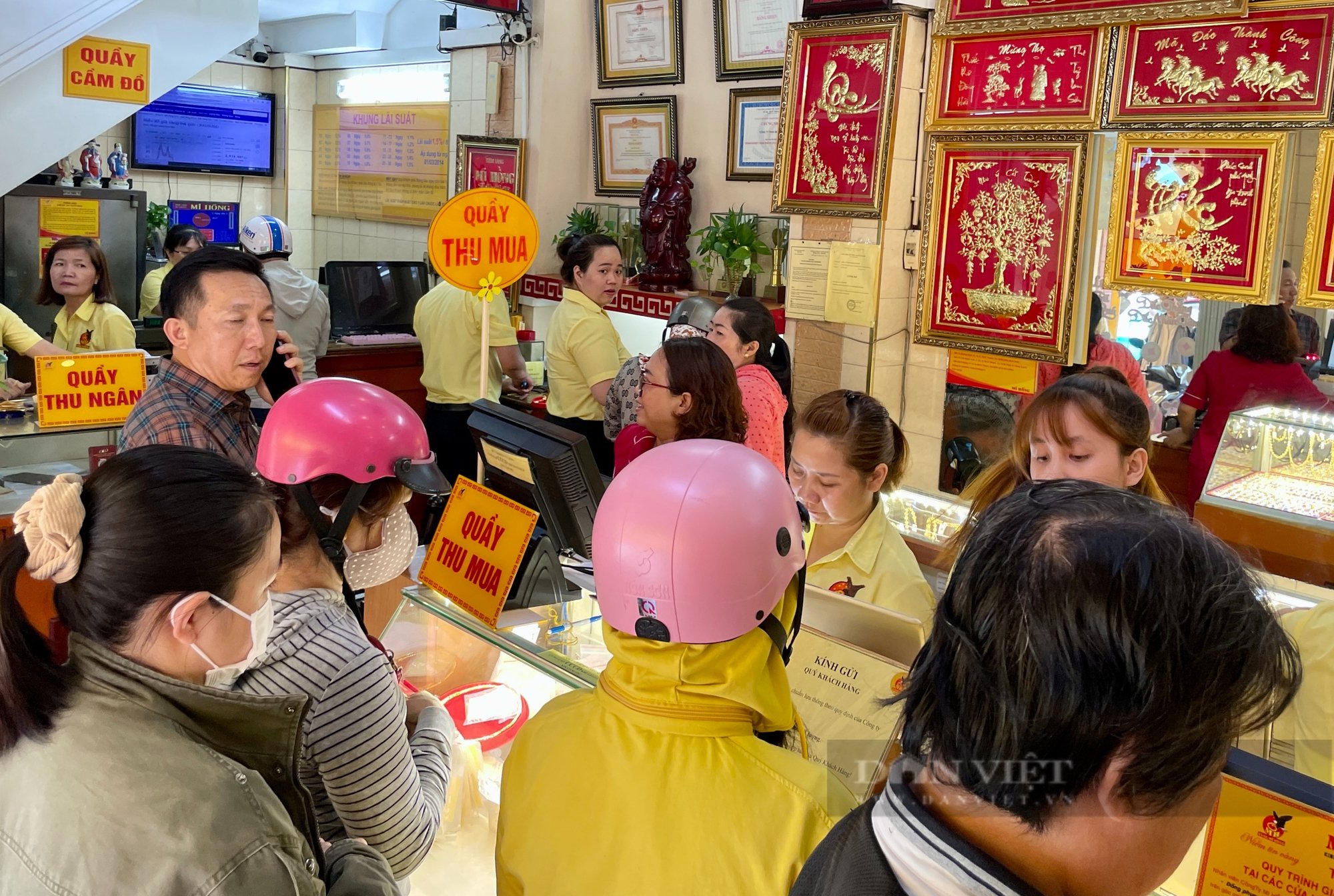 Giá vàng hôm nay lên 94 triệu đồng/lượng, các tiệm vàng tung chiêu gom vàng - Ảnh 2.