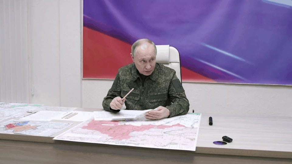 Điện Kremlin lý do đặc biệt Tổng thống Nga Putin xuất hiện trong bộ quân phục khi ở Kursk - Ảnh 1.