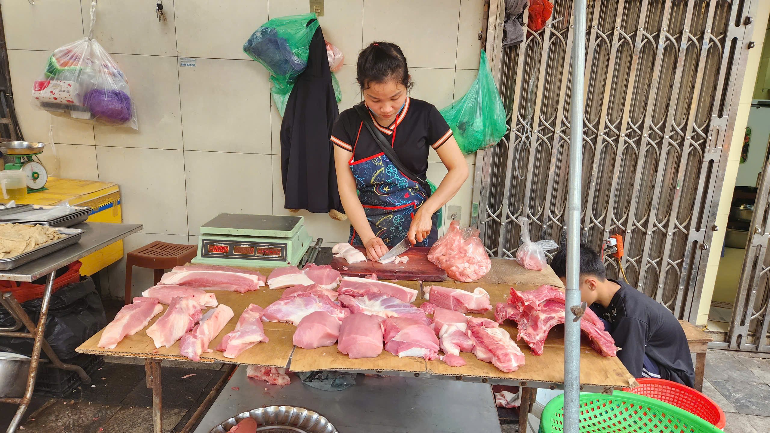 Giá thịt lợn "tăng sốc": Tiểu thương lo bán ế, người dân phải đổi món- Ảnh 1.