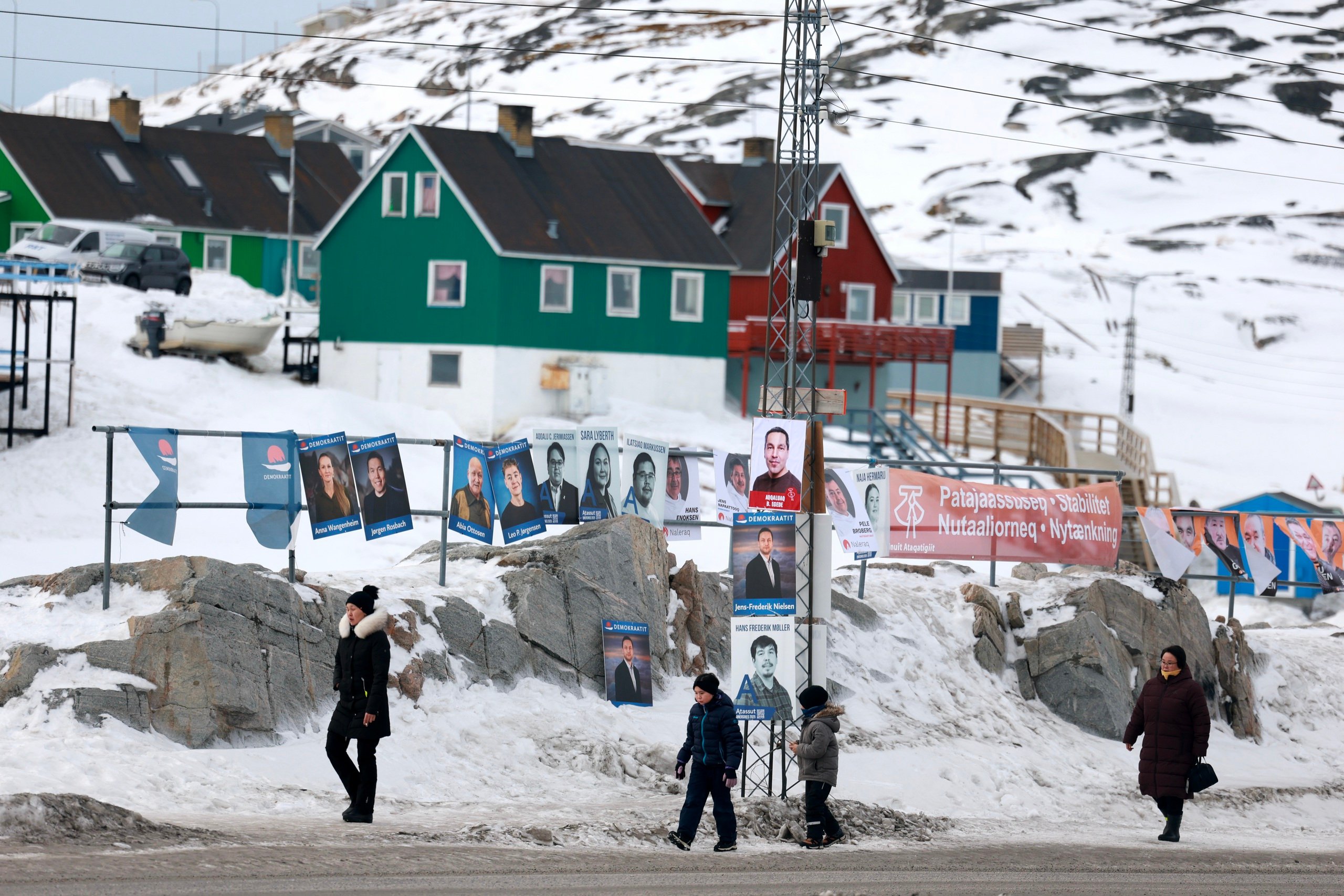 Người dân Greenland đứng ngồi không yên, sợ ông Trump và chiến tranh với Mỹ - Ảnh 1.