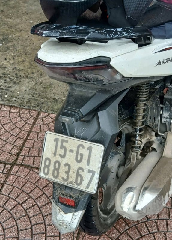 TIN NÓNG 24 GIỜ QUA: "Thông chốt" tông CSGT rồi bỏ chạy; bắt giữ kẻ vào tiệm vàng giật nhẫn, lắc vàng - Ảnh 1.