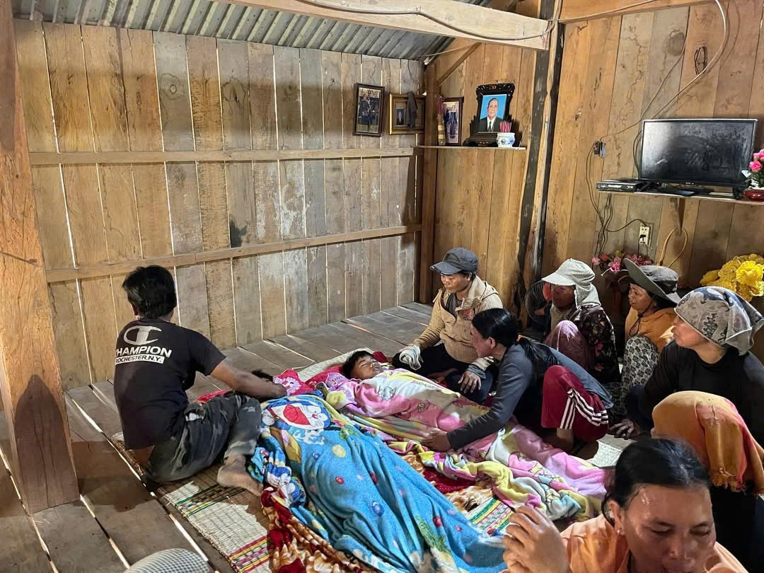TIN NÓNG 24 GIỜ QUA: "Thông chốt" tông CSGT rồi bỏ chạy; bắt giữ kẻ vào tiệm vàng giật nhẫn, lắc vàng - Ảnh 5.