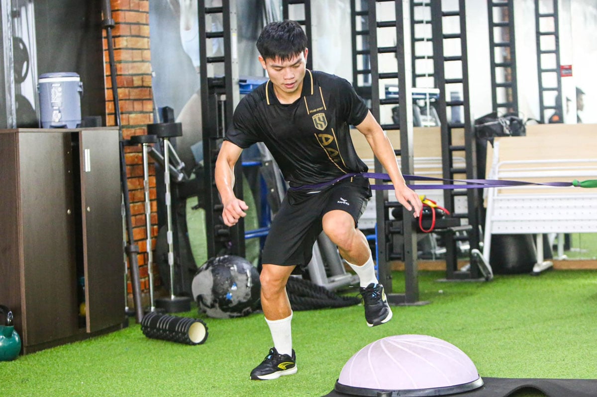 Cầu thủ có chiều cao khiêm tốn nhất U22 Việt Nam: Từng bị cấm thi đấu 2 năm, vừa làm lễ đính hôn - Ảnh 6.