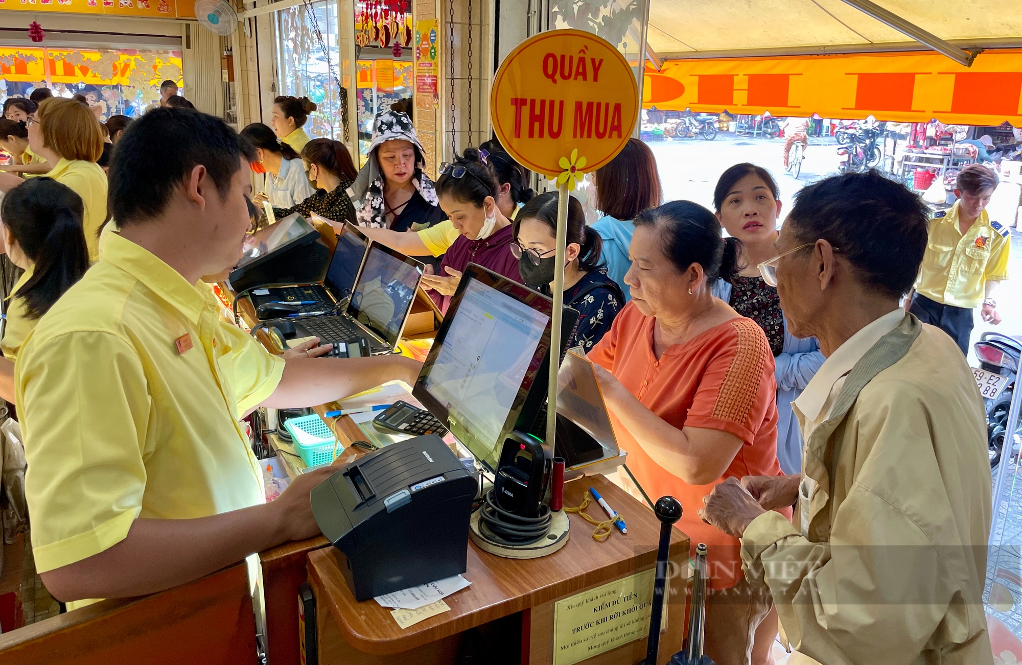 Nắng chang chang, người dân đổ xô đi vàng đi bán, ôm về hàng trăm triệu - Ảnh 1.