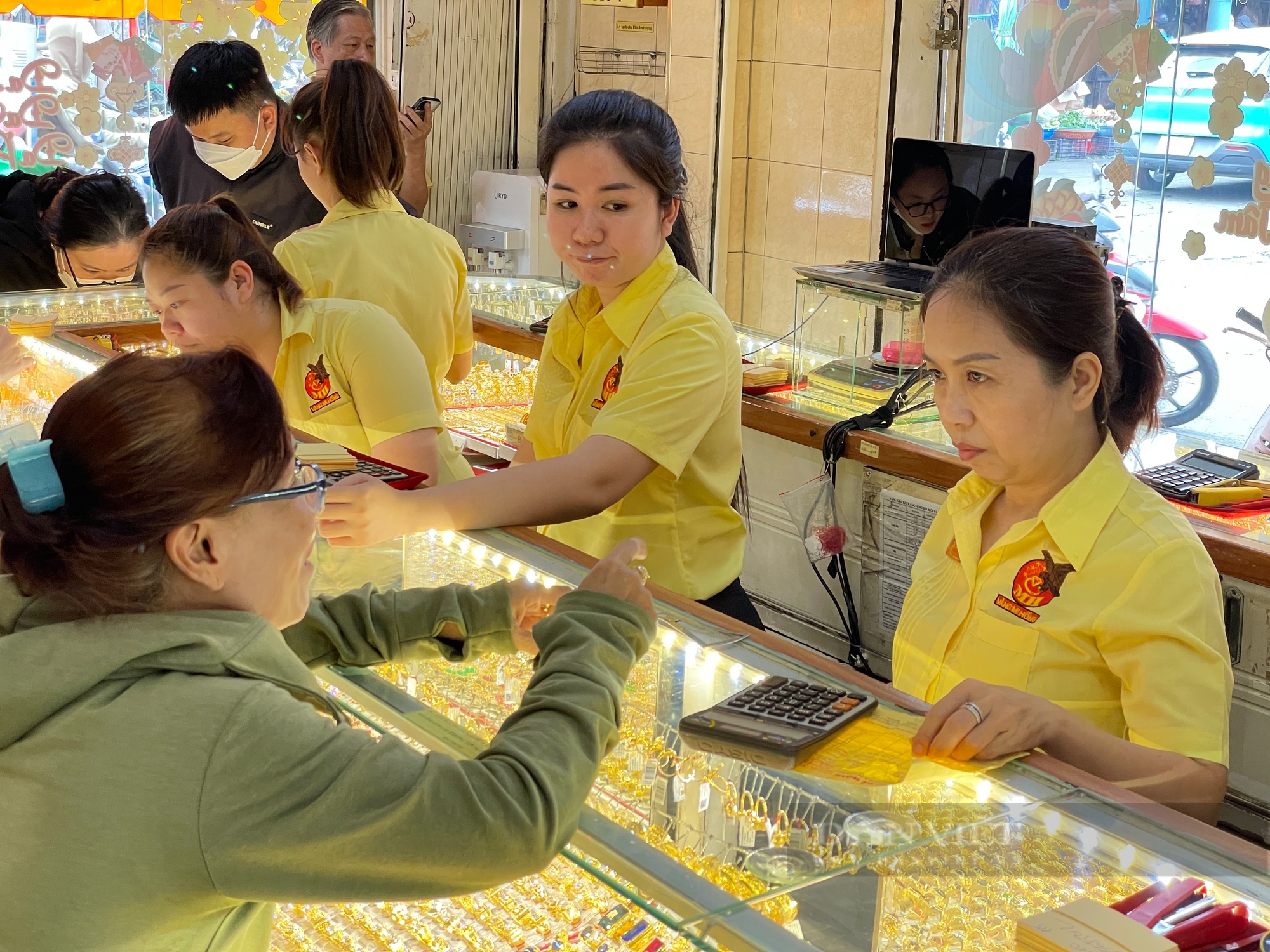 Nắng chang chang, người dân đổ xô đi vàng đi bán, ôm về hàng trăm triệu - Ảnh 2.