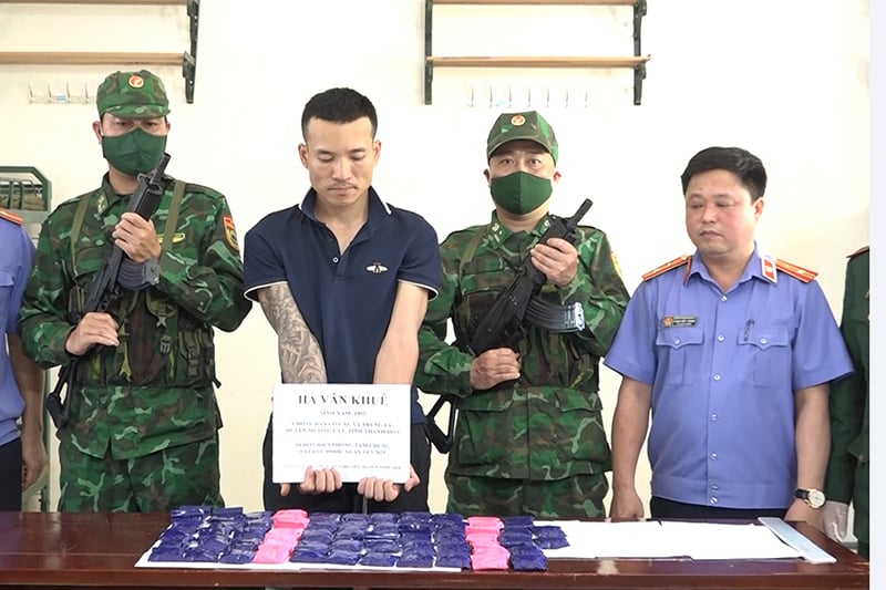 TIN NÓNG 24 GIỜ QUA: "Thông chốt" tông CSGT rồi bỏ chạy; bắt giữ kẻ vào tiệm vàng giật nhẫn, lắc vàng - Ảnh 4.