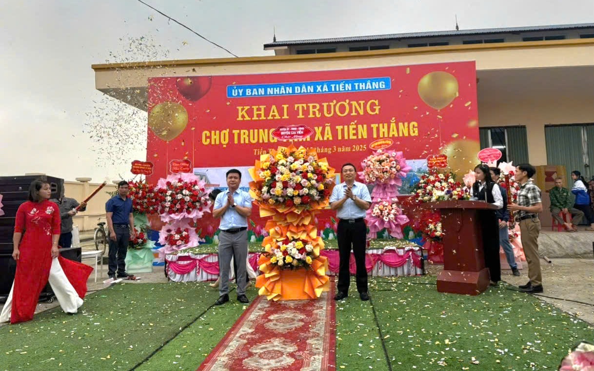 Sau 9 năm bỏ hoang, cái chợ của một xã nông thôn mới ở Ninh Bình vừa được khai trương