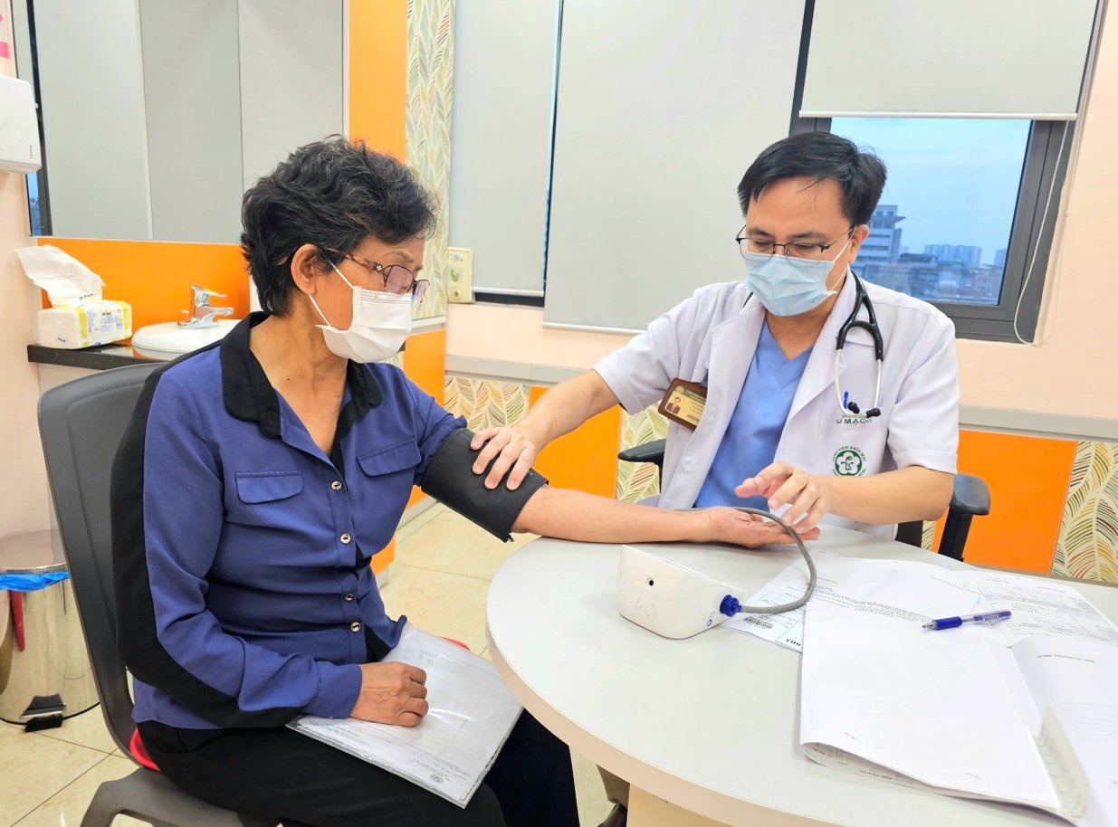 Người dân khám chữa bệnh vào thứ 7, Chủ nhật có được BHYT thanh toán? - Ảnh 1.