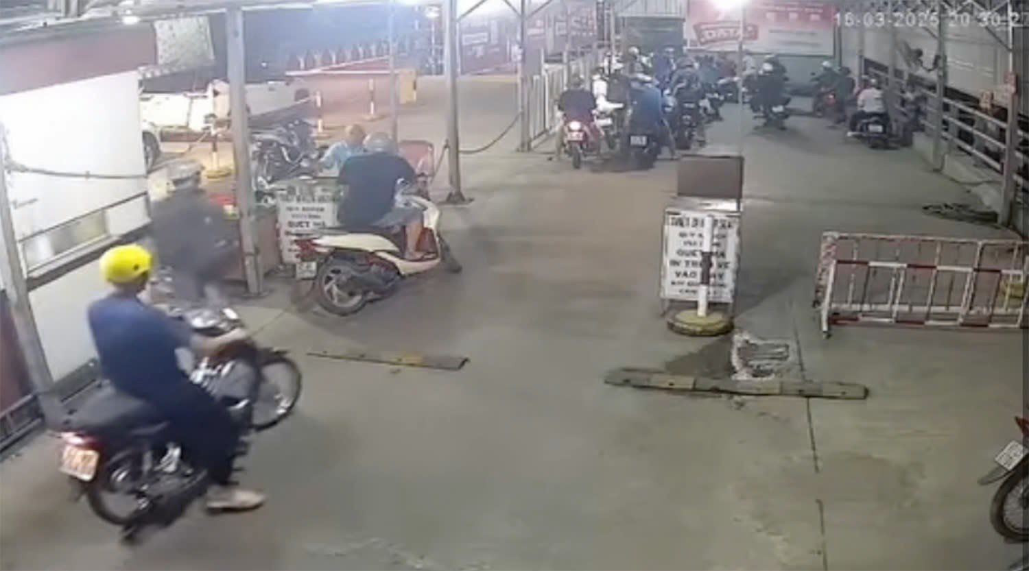 Nam thanh niên vác dao chém nhân viên kiểm soát vé phà vì bị chửi qua phà không mua vé- Ảnh 2.