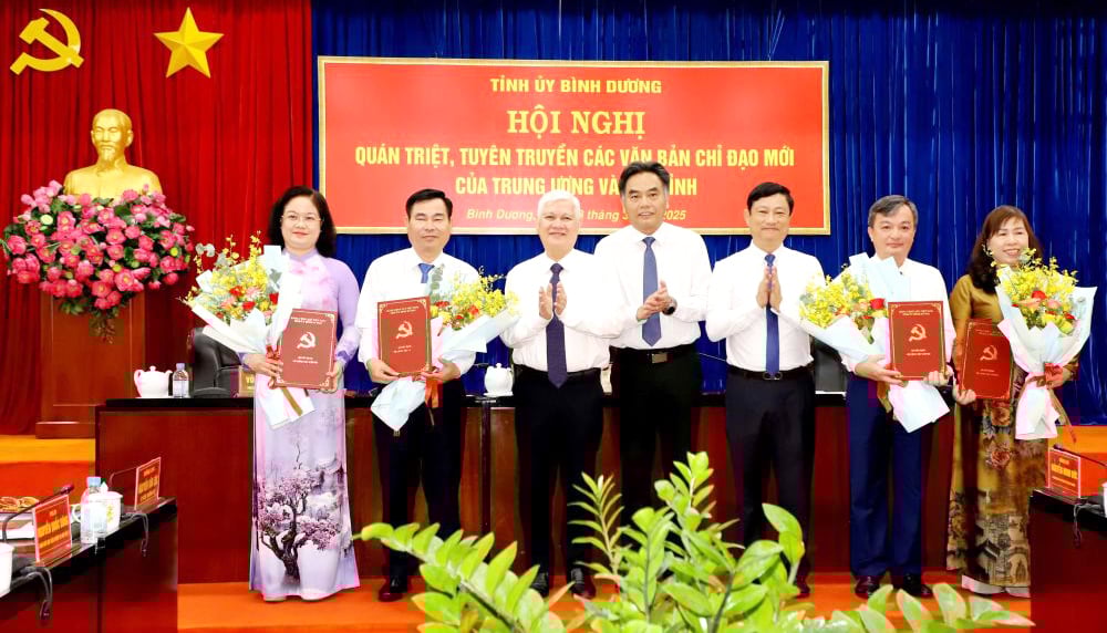Bình Dương công bố các quyết định về công tác cán bộ- Ảnh 1.