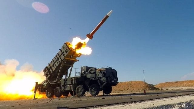 Ukraine giăng bẫy hoàn hảo để tên lửa Patriot 'hạ gục' cùng lúc 2 chiến đấu cơ Su-35, Su-34 Nga- Ảnh 1.