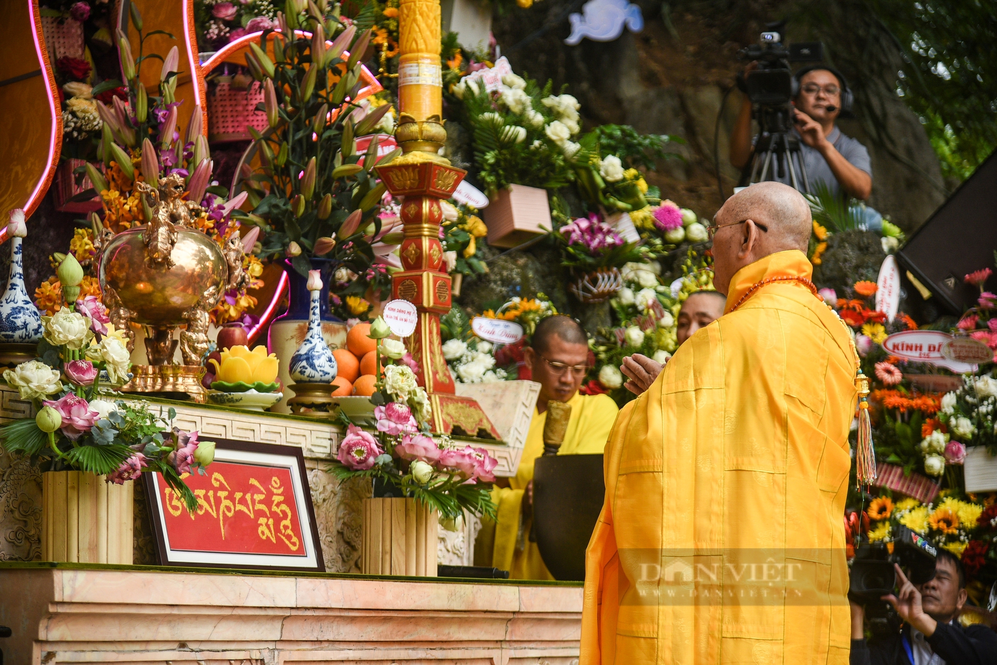 Hàng vạn người đổ về dự lễ Quán Thế Âm và xem đua thuyền tại sông Cổ Cò ở Đà Nẵng- Ảnh 4.