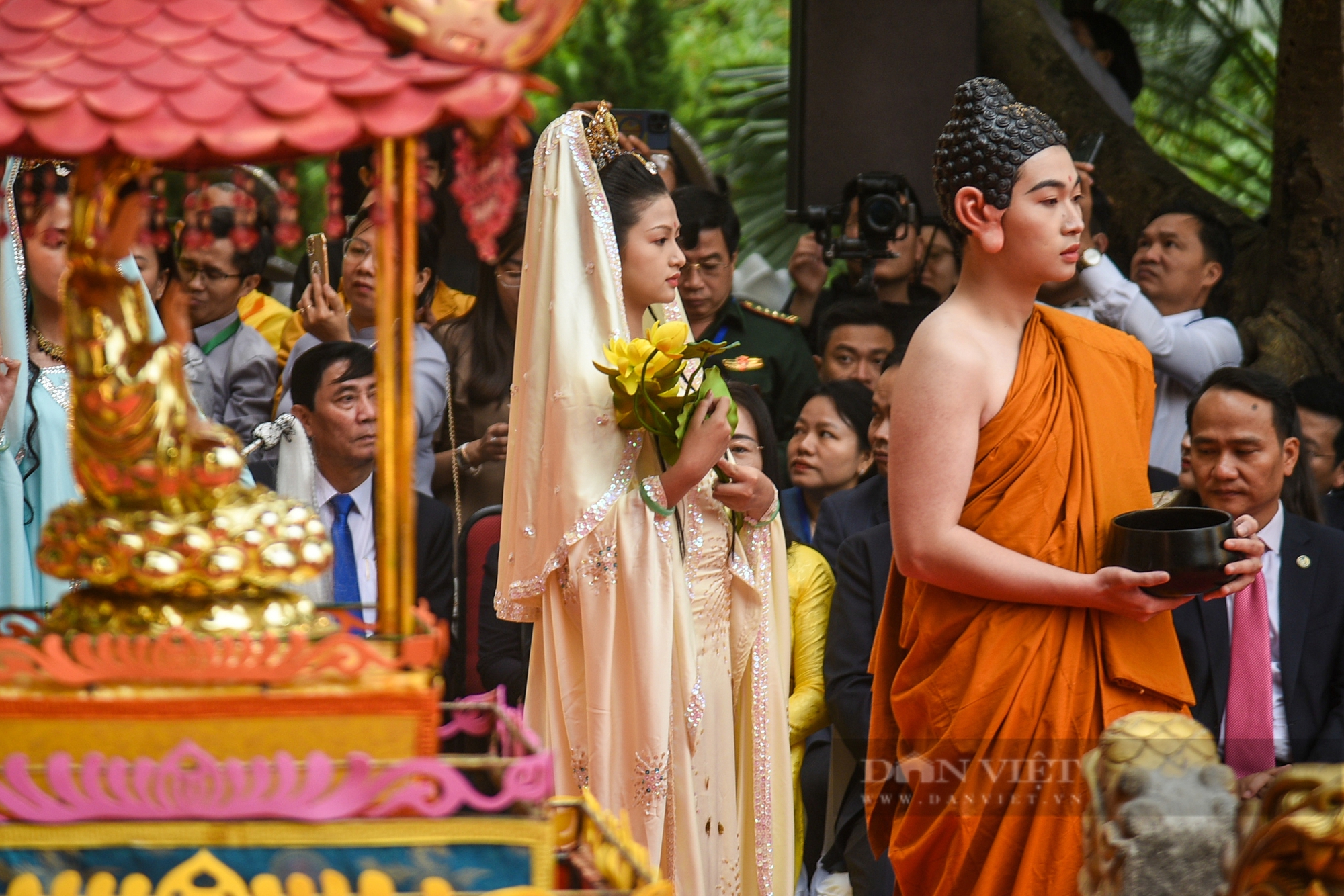 Hàng vạn người đổ về dự lễ Quán Thế Âm và xem đua thuyền tại sông Cổ Cò ở Đà Nẵng- Ảnh 6.