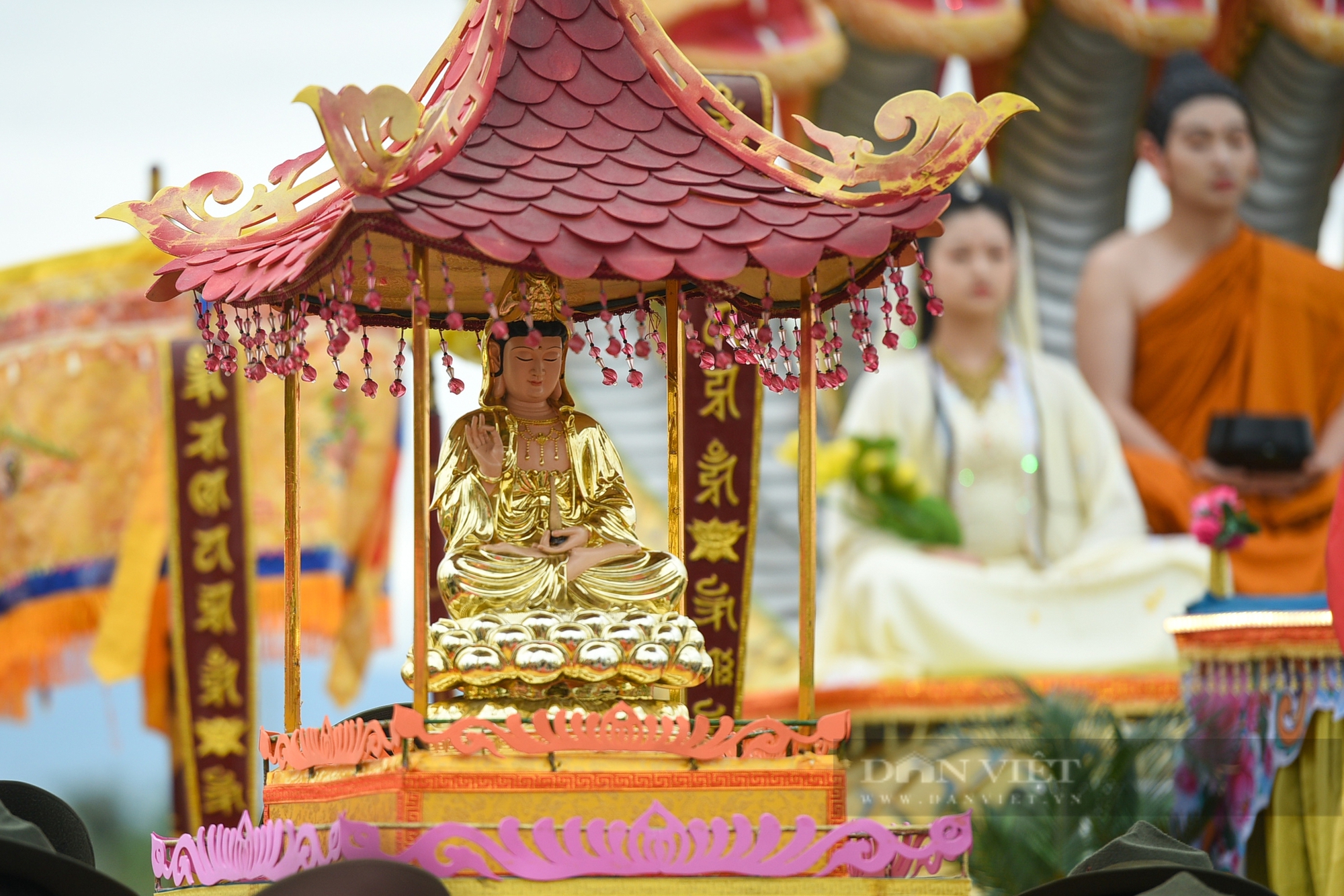 Hàng vạn người đổ về dự lễ Quán Thế Âm và xem đua thuyền tại sông Cổ Cò ở Đà Nẵng- Ảnh 8.