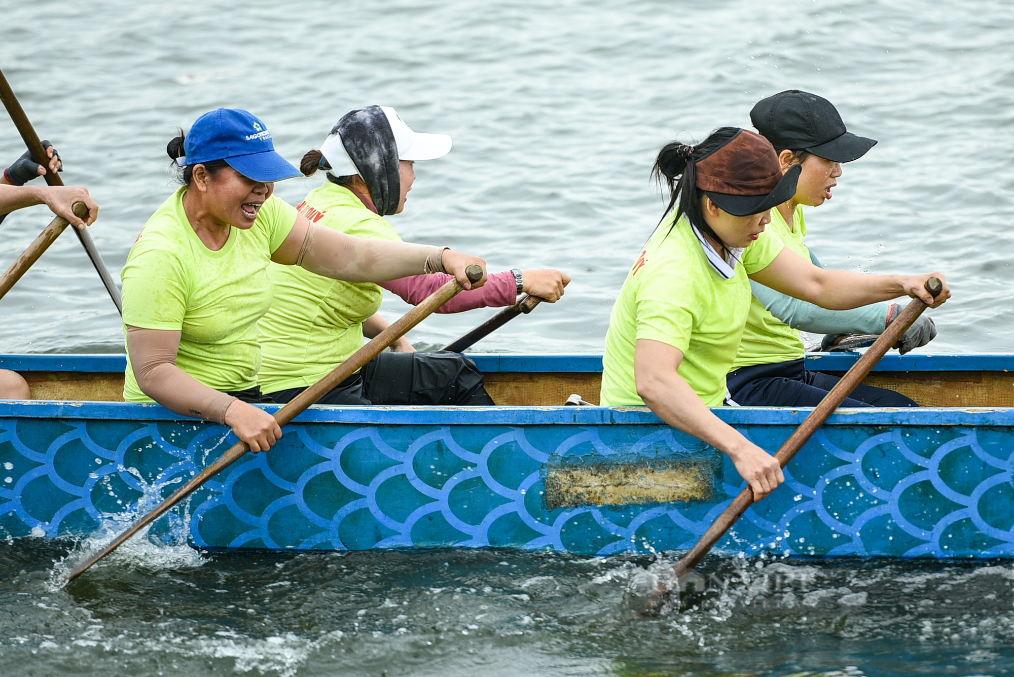 Hàng vạn người đổ về dự lễ Quán Thế Âm và xem đua thuyền tại sông Cổ Cò ở Đà Nẵng- Ảnh 13.