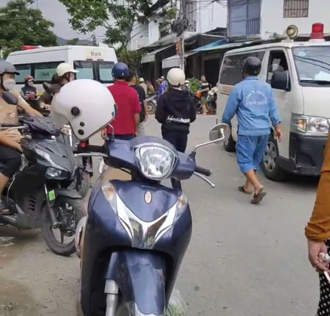 Khánh Hoà: Sập giàn giáo làm cổng chào, nhiều người bị thương- Ảnh 1.