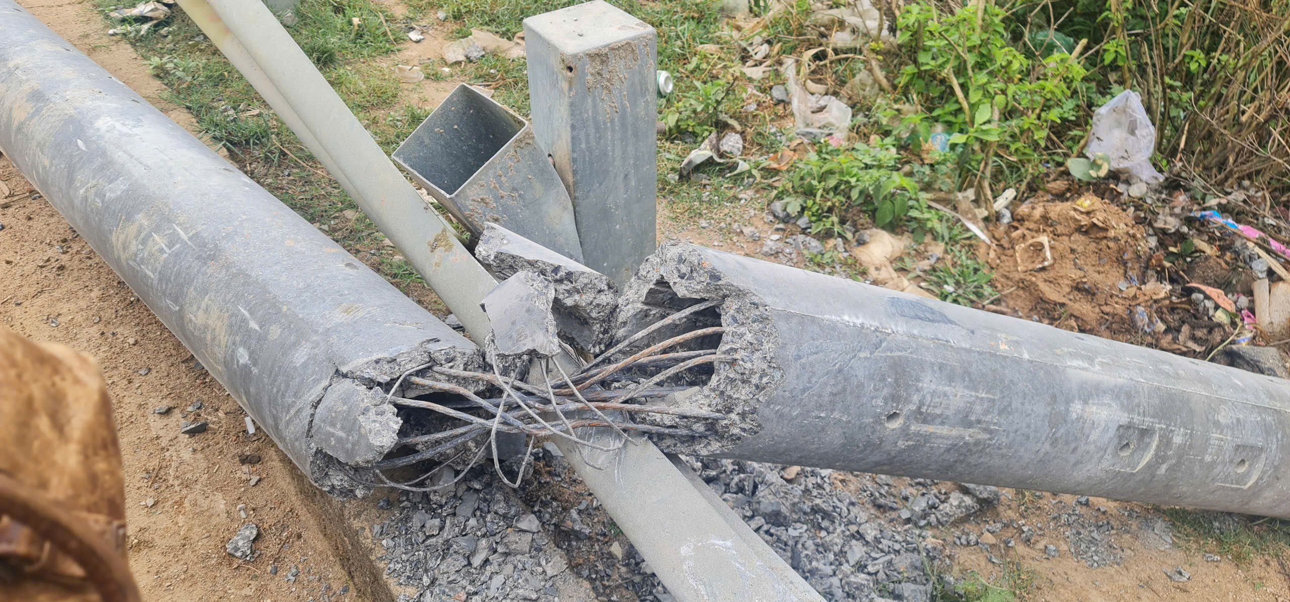 Hiện trường xe chở cột điện lao xuống vực khiến 2 người tử vong, cabin bẹp dúm- Ảnh 5.