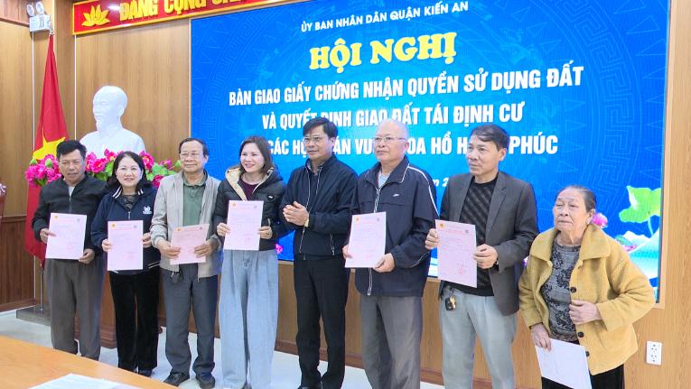 Quận Kiến An: Trao giấy chứng nhận quyền sử dụng đất và Quyết định giao đất cho các hộ có đất thuộc diện thu hồi- Ảnh 1.
