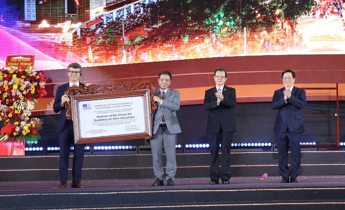 Khoảng 2.000 dự lễ đón bằng UNESCO và khai Hội Vía Bà Chúa Xứ núi Sam năm 2025- Ảnh 3.
