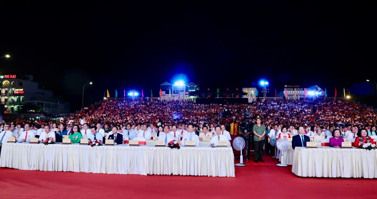 Khoảng 2.000 dự lễ đón bằng UNESCO và khai Hội Vía Bà Chúa Xứ núi Sam năm 2025- Ảnh 1.