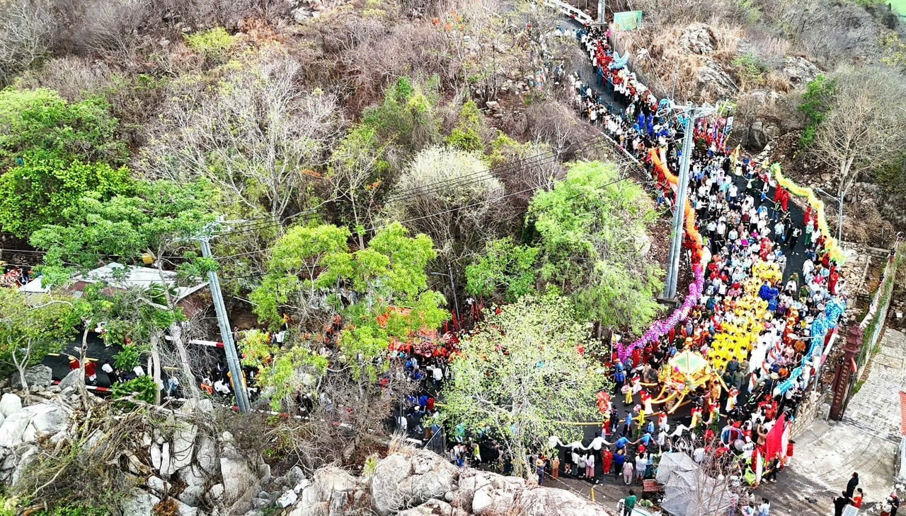 Khoảng 2.000 dự lễ đón bằng UNESCO và khai Hội Vía Bà Chúa Xứ núi Sam năm 2025- Ảnh 9.