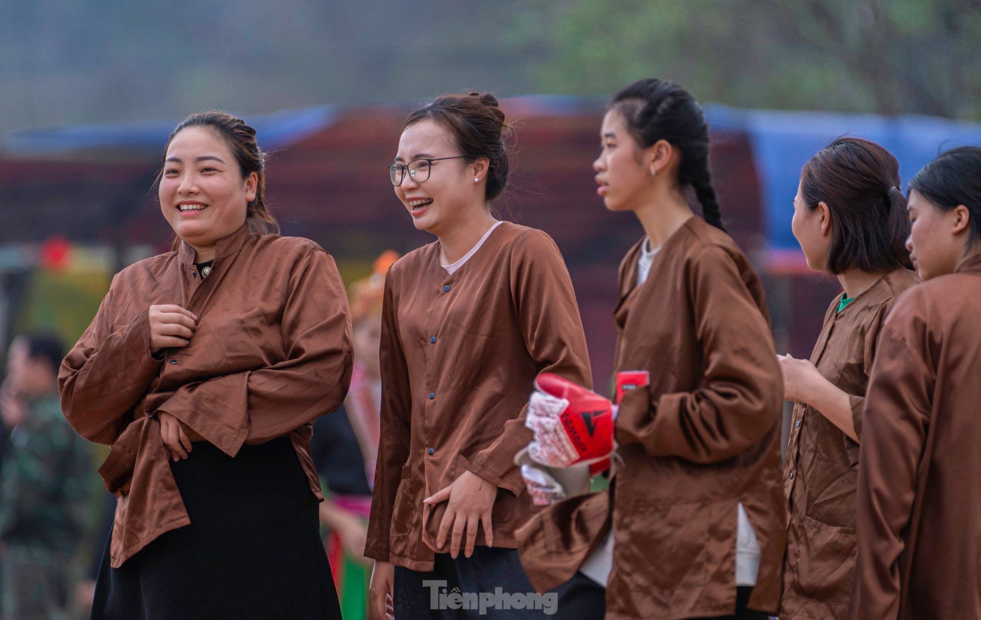 Chị em phụ nữ Hạ Long ‘xắn váy’ chạy đuổi theo bóng - Ảnh 14.
