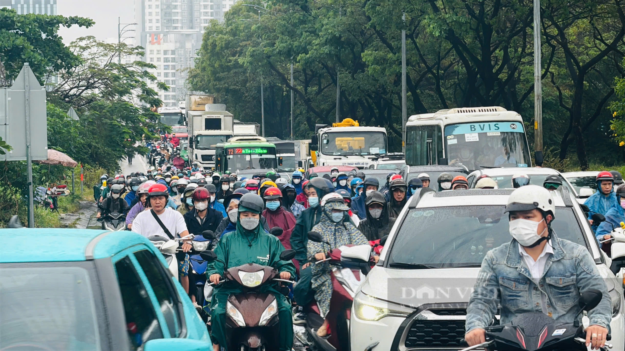 Nút giao 800 tỷ đưa vào khai thác, đường vẫn tắc như thường- Ảnh 1.