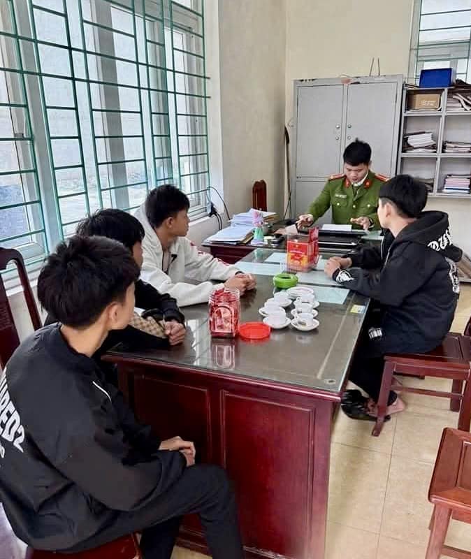 Nhóm thiếu niên chặt đứt biển số xe máy của người dân ở gần Nhà thờ đổ, Nam Định- Ảnh 1.
