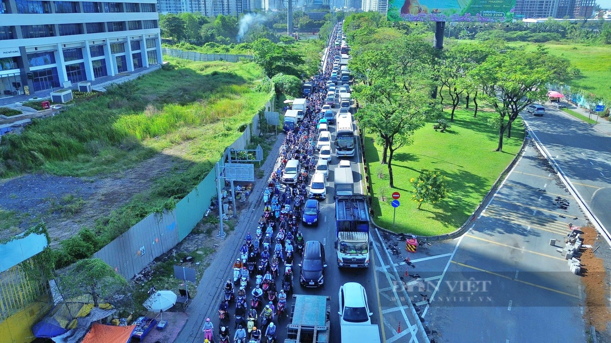 Nút giao 800 tỷ đưa vào khai thác, đường vẫn tắc như thường- Ảnh 2.